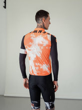 Lade das Bild in den Galerie-Viewer, Besenwagen x RAPHA - Men's Pro Team Lightweight Gilet